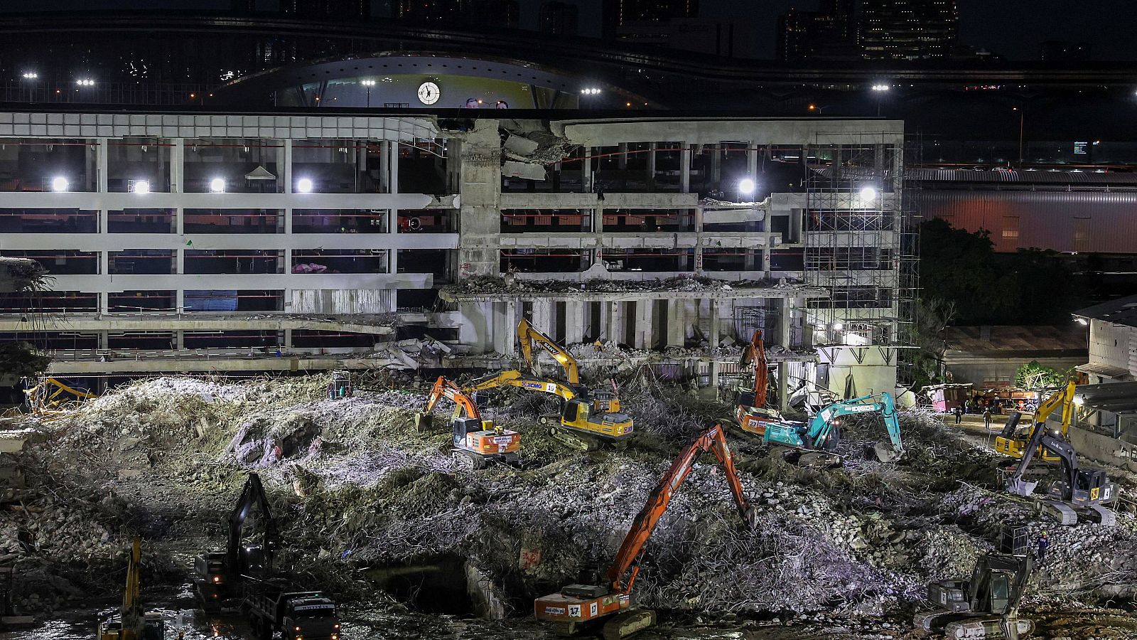 Máquinas trabajando en los escombros del terremoto en Tailandia