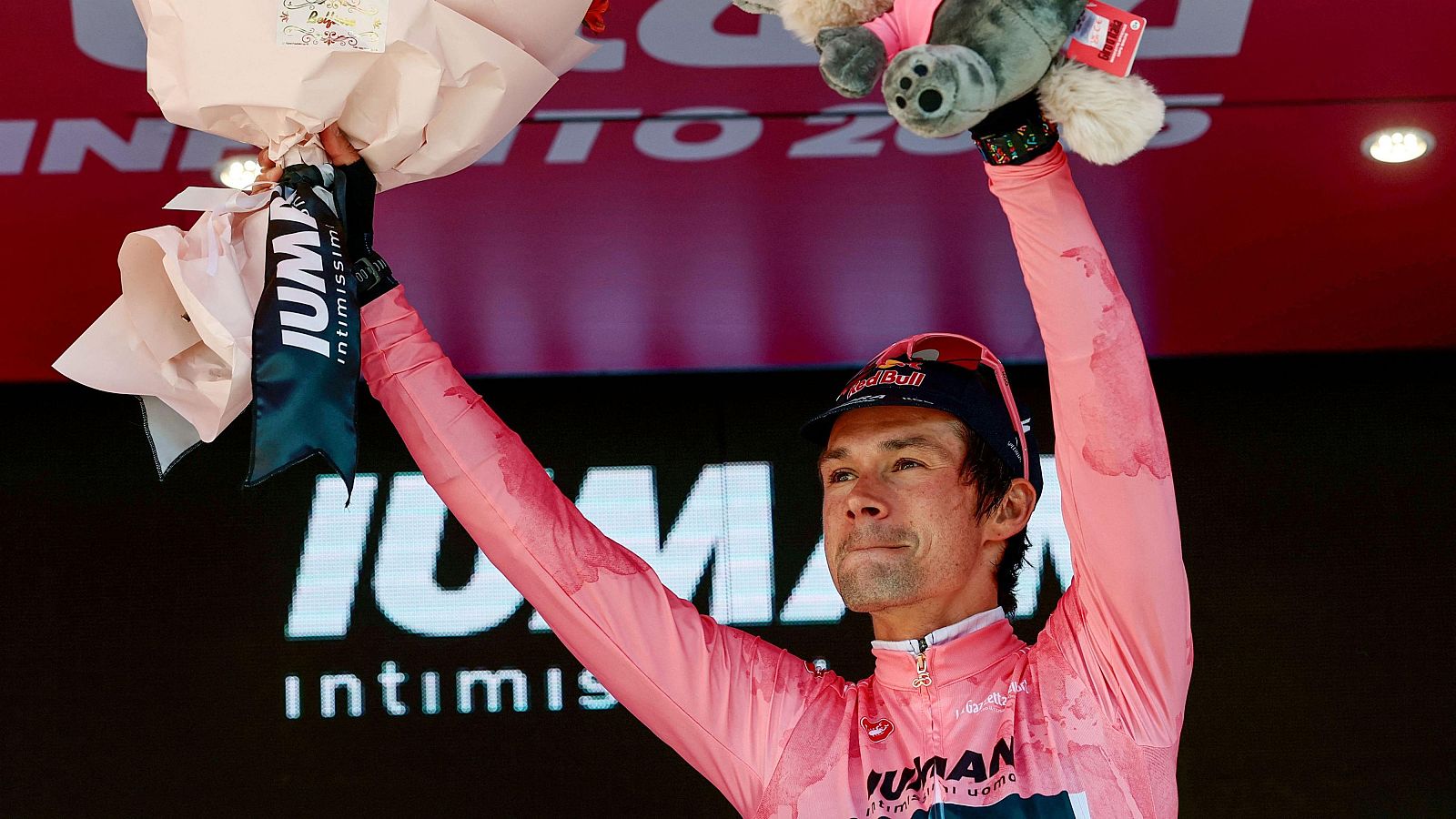 Giro de Italia 2025: Primoz Roglic se ha vestido con la maglia rosa tras la contrarreloj de la 2ª etapa en Tirana