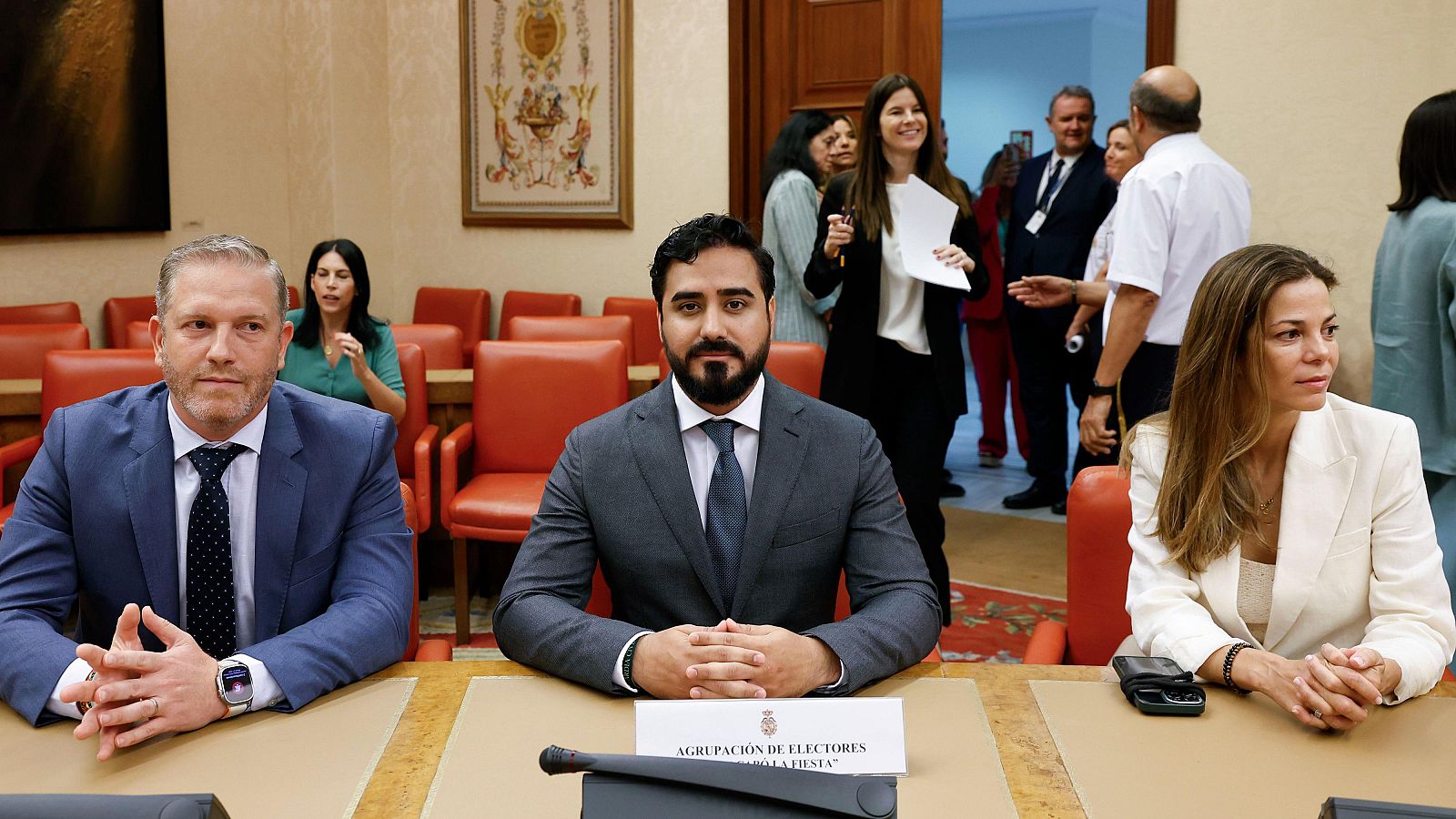 Los eurodiputados de Se Acabó La Fiesta el día que acataron la Constitución en el Congreso de los Diputados.