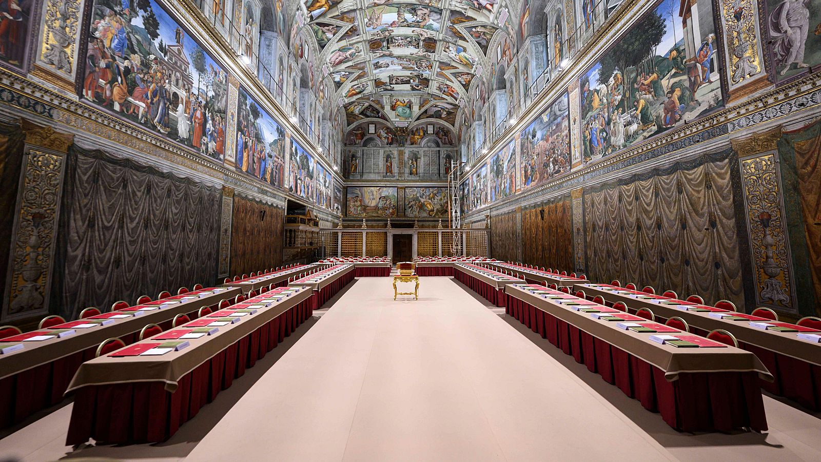 Todo preparado en la Capilla Sixtina, escenario del cónclave que comienza el miércoles
