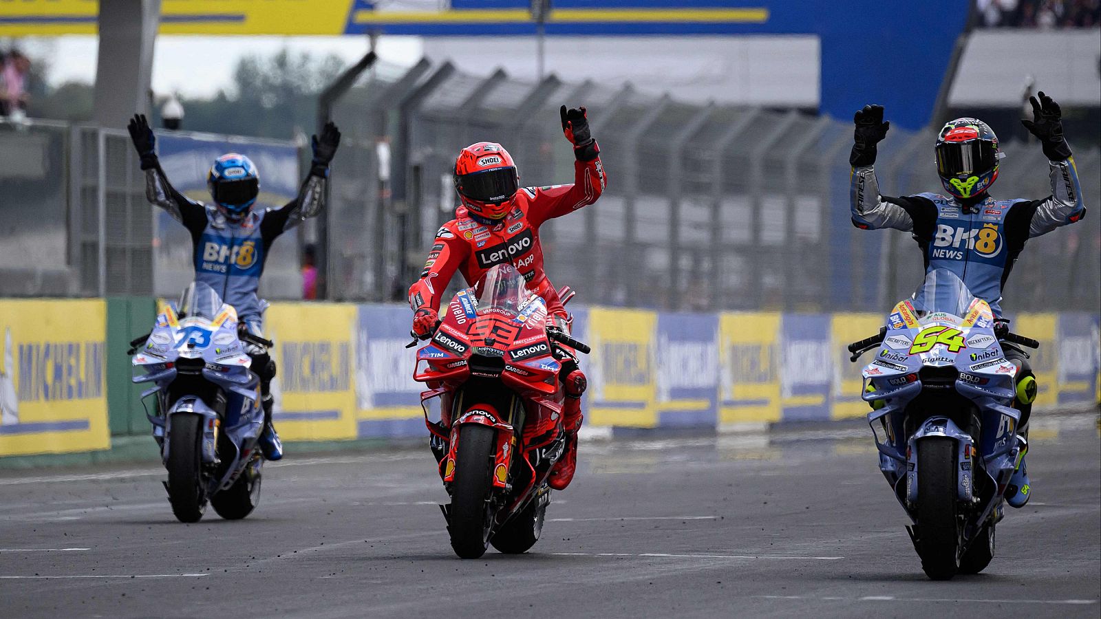 Marc Márquez logra la victoria en la sprint de Le Mans por delante de su hermano Álex y Aldeguer