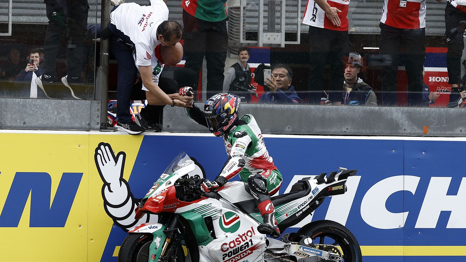 Johann Zarco celebra el triunfo en el GP de Le Mans