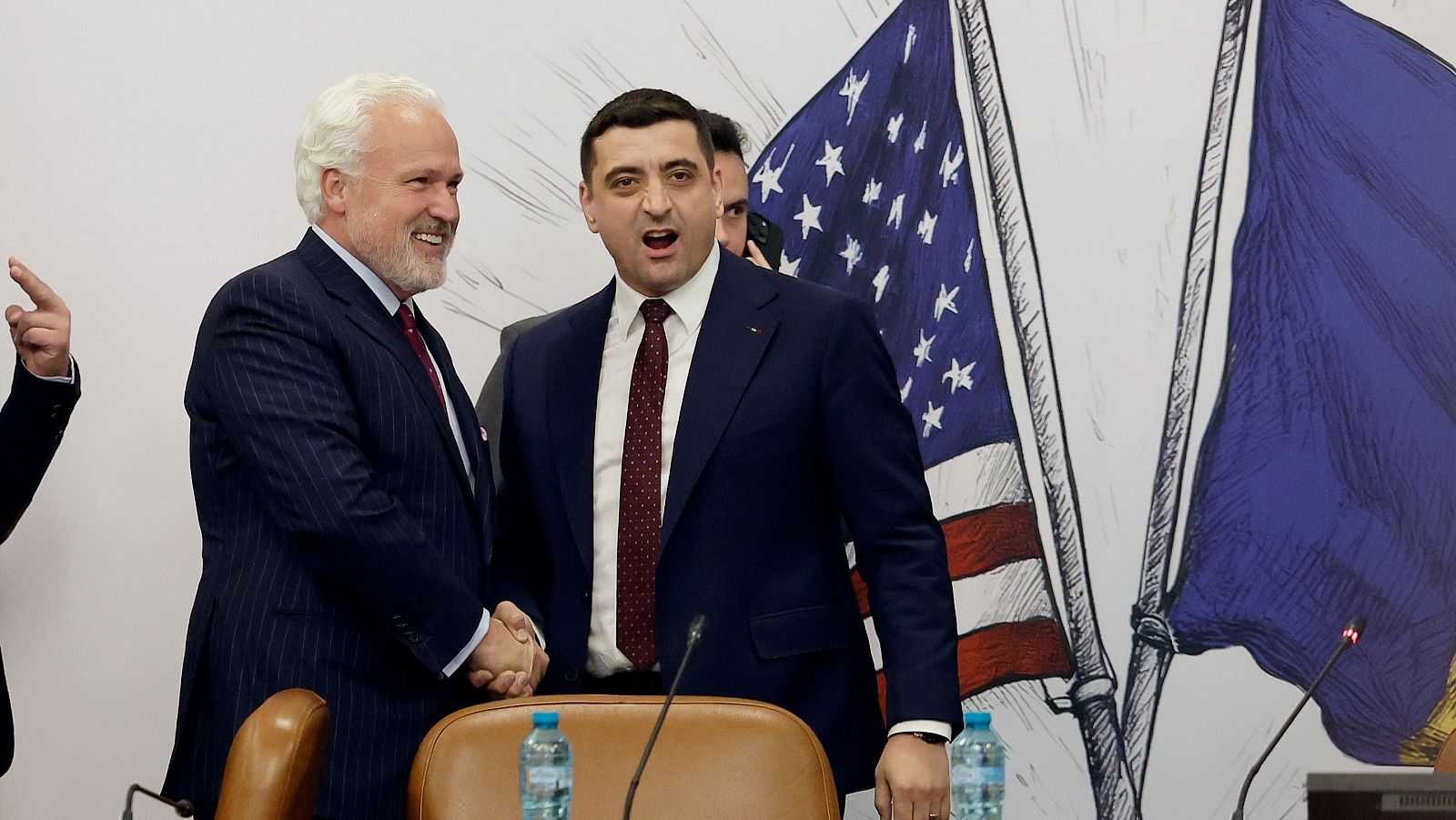 El ganador de la primera vuelta de las elecciones presidenciales rumanas George Simion (derecha), durante la Conferencia Empresarial Rumano-Estadounidense 2025