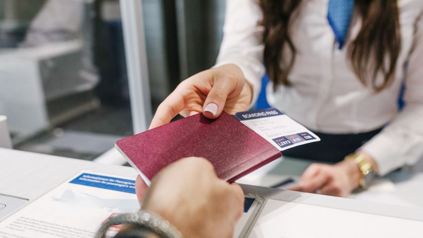 Impiden volar a un hombre de 89 años por su DNI permanente