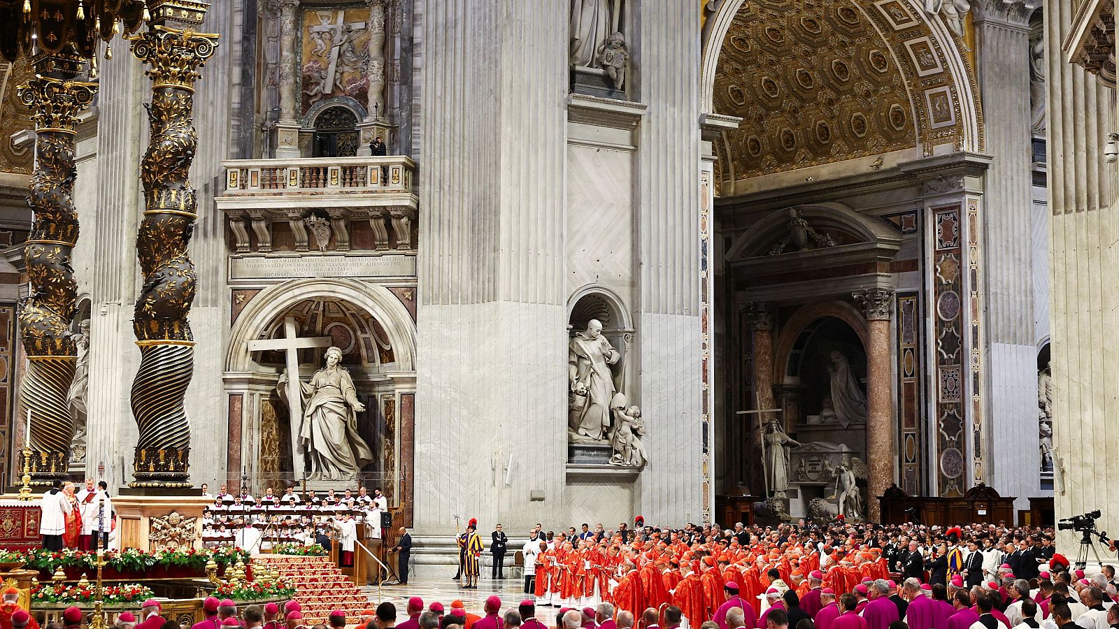 Cardenales en sotanas rojas reunidos en una imponente basílica para la elección papal.  Se aprecia la arquitectura y la solemnidad del evento.  Se celebra una Santa Misa.