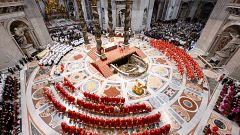 El cardenal decano pide al cónclave "elegir al papa que necesita nuestro tiempo" sin "consideraciones personales"