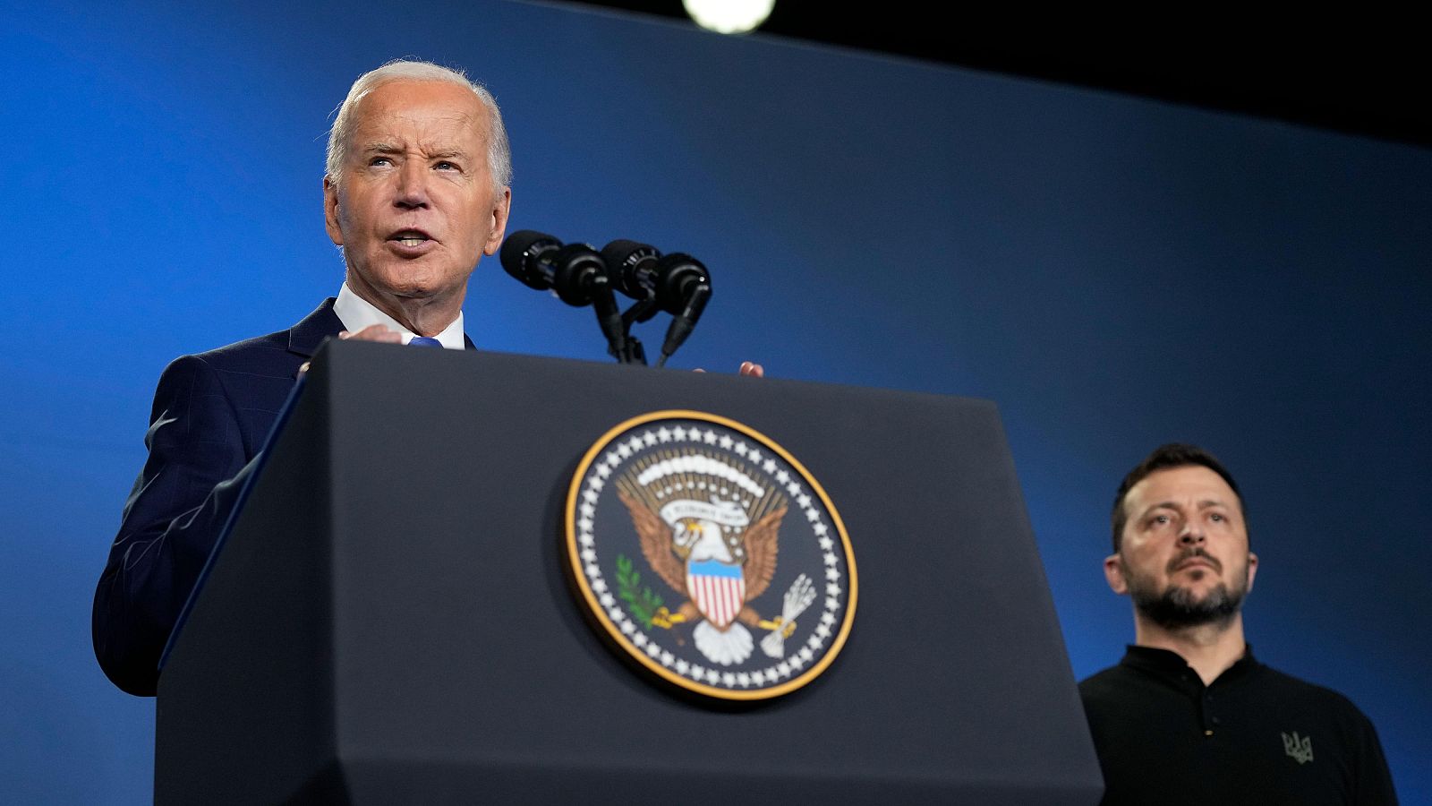 El expresidente estadounidense Joe Biden junto a Volodímir Zelenski, líder ucraniano, durante un evento de la OTAN