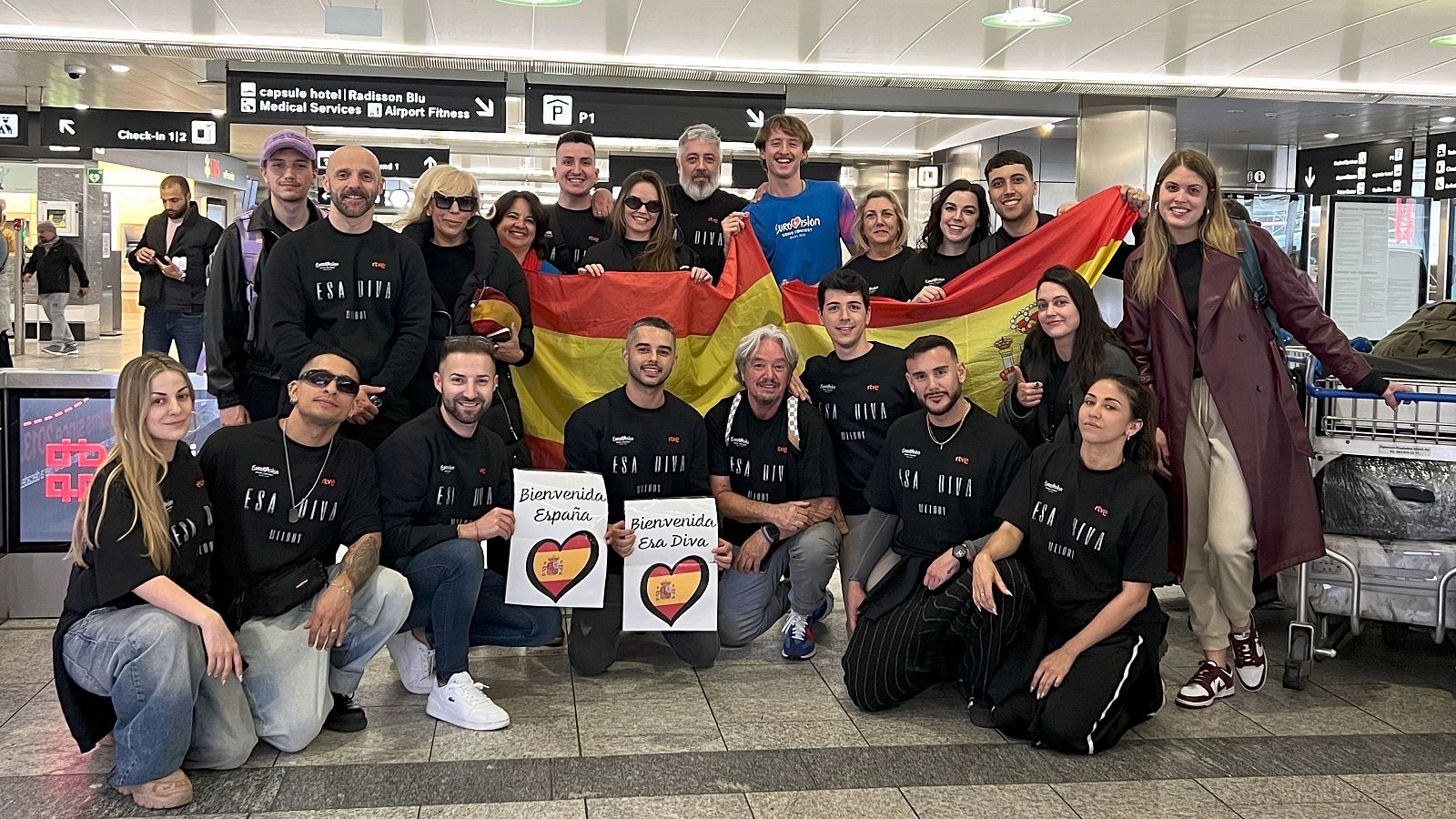 Melody y la delegación española, a su llegada a Suiza