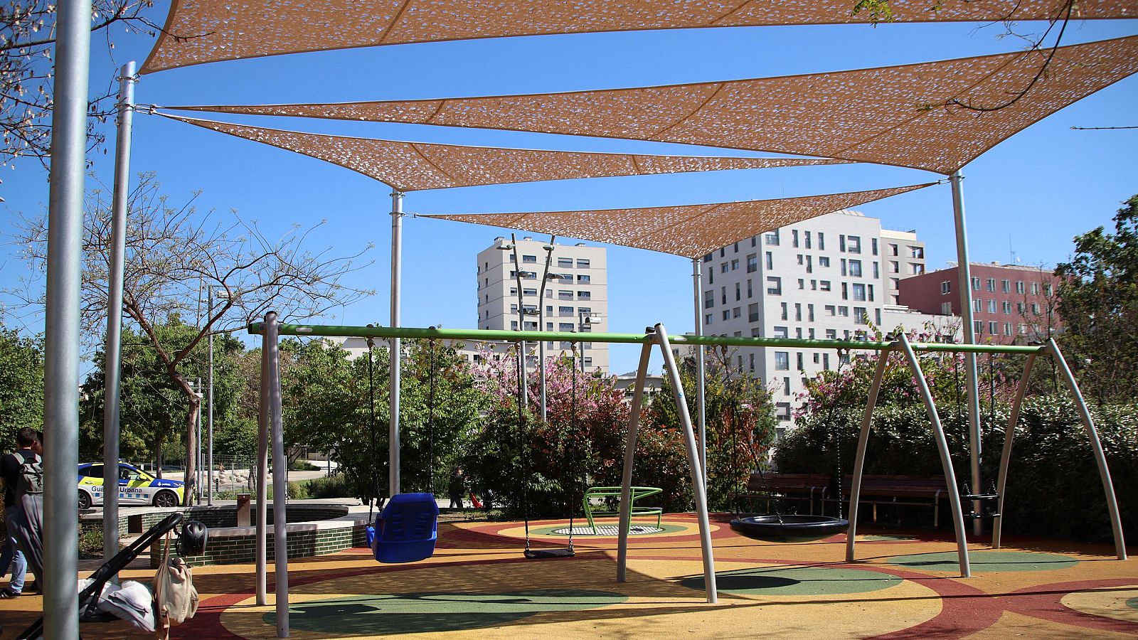 Gronxadors sota una estructura d'ombra en un parc a Barcelona | ACN: Blanca Blay