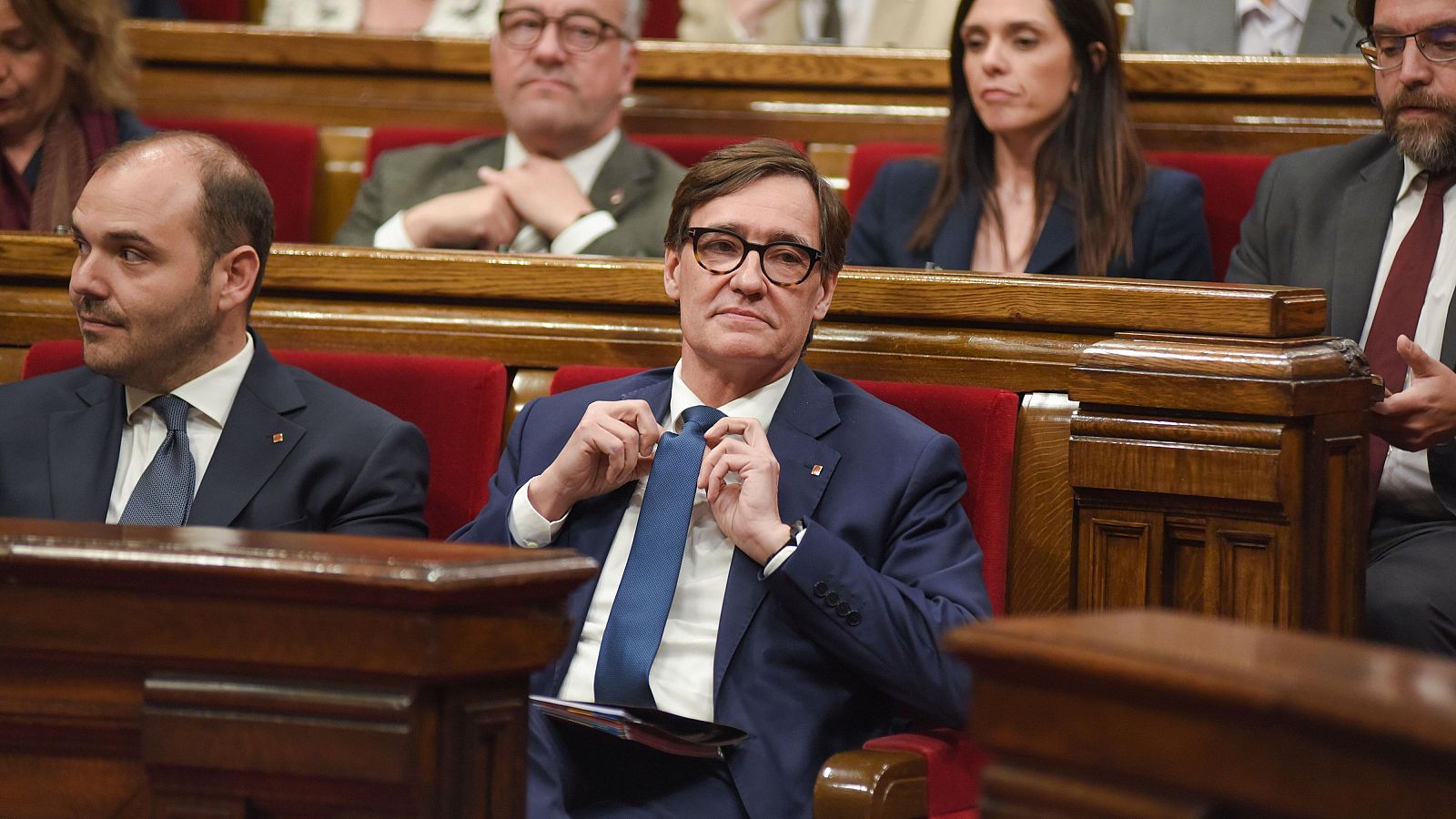 El president de la Generalitat, Salvador Illa, escolta els grups durant el ple del Parlament