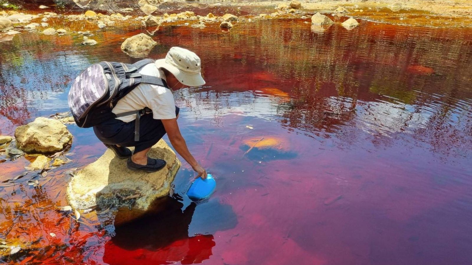 Río contaminado por la minería en El Salvador