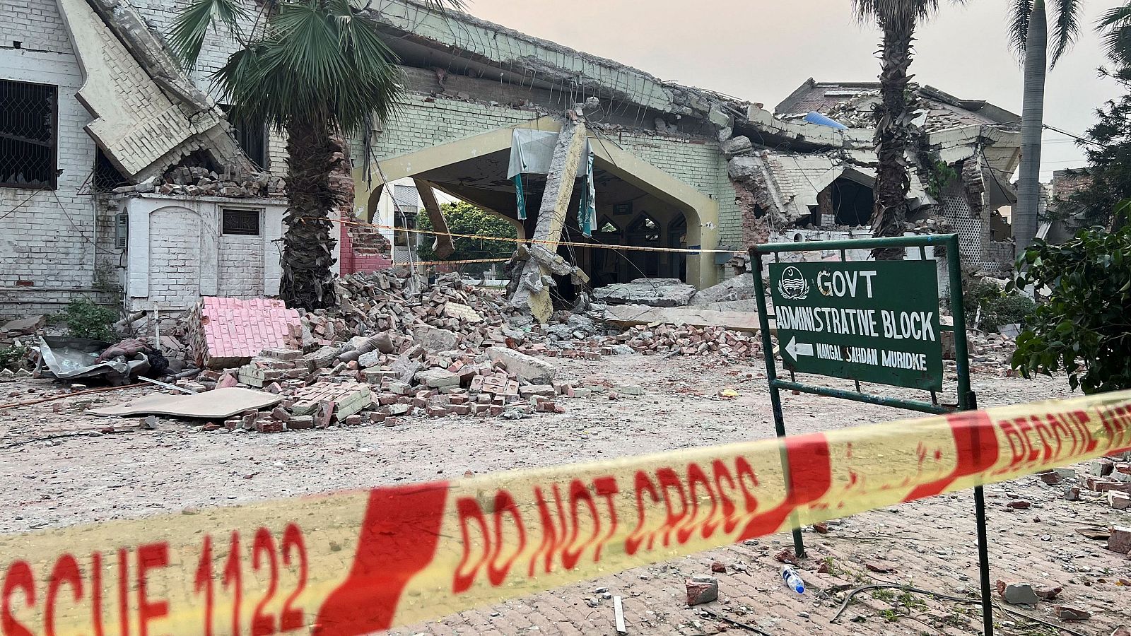 Un edificio dañado tras un bombardeo indio en Muridke, Pakistán