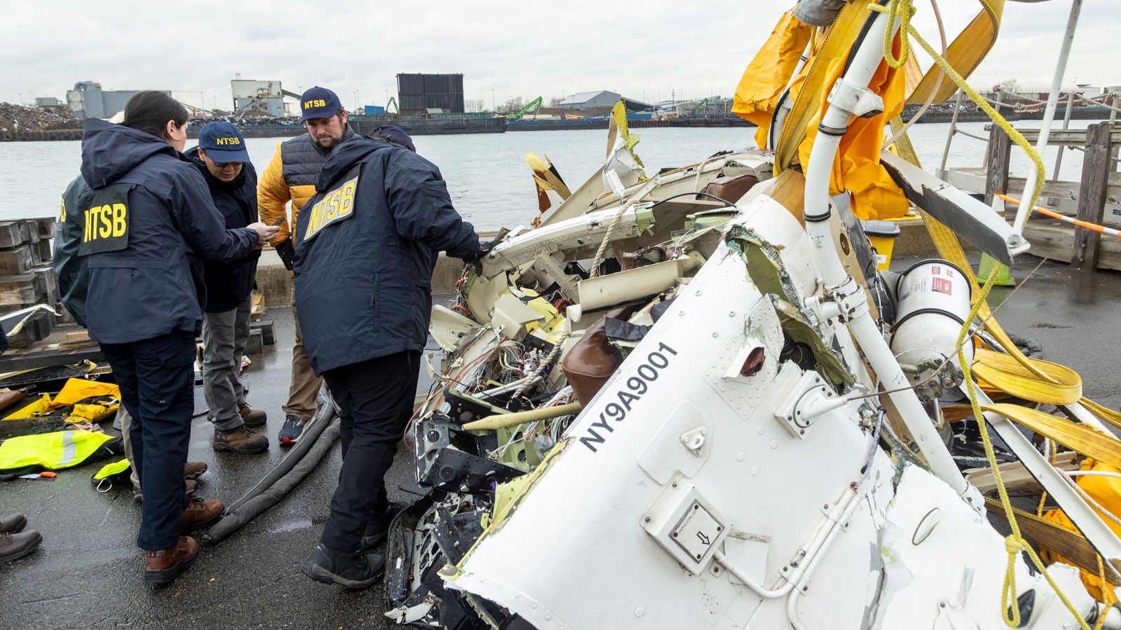 Un equipo de la NTSB inspecciona los restos recuperados del helicóptero estrellado en el río Hudson, EE.UU.