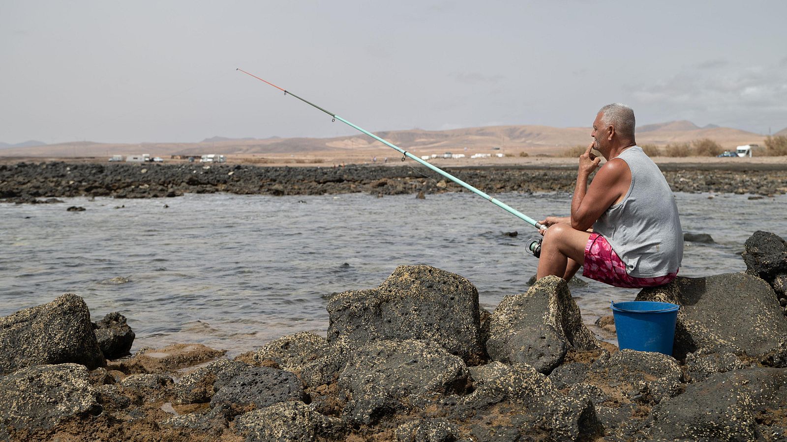 Un hombre pesca en playa de La Caleta, en el municipio de La Oliva (Fuerteventura)
