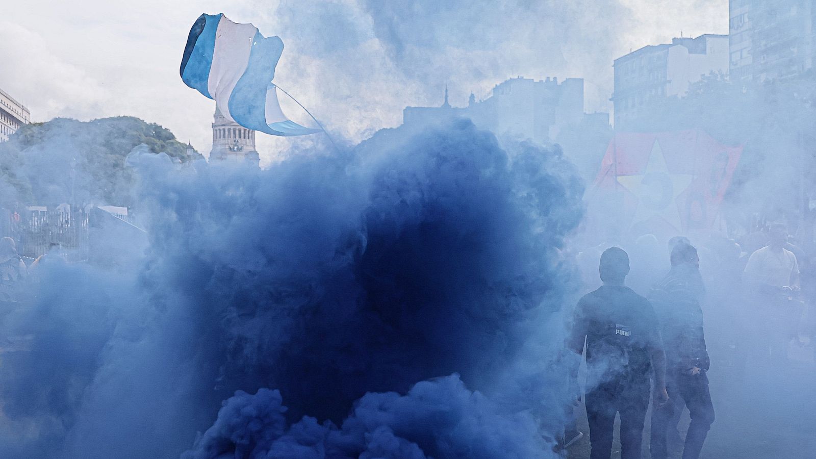 Jubilados, sindicatos y organizaciones sociales marchan frente al Congreso Nacional el 9 de abril de 2025