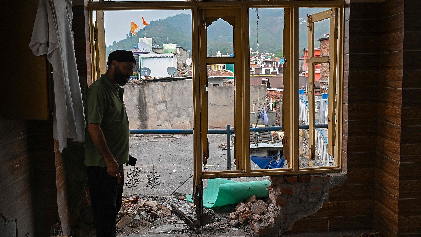 Lass ventanas destrozadas de una gurdwara en la ciudad india de Poonch el 8 de mayo de 2025.