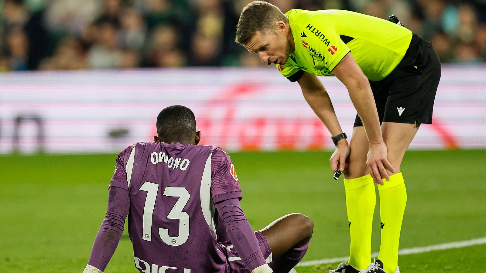 El árbitro Hernández Hernández, en un paitdo entre el Real Betis y el Deportivo Alavés.