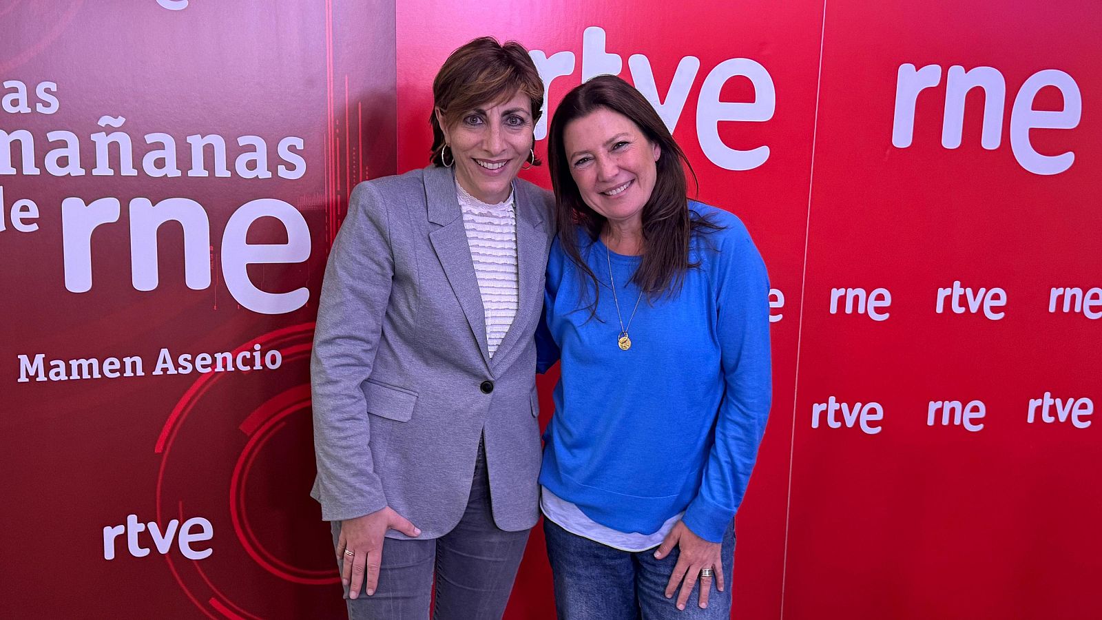 Dos mujeres, Mamen Asencio y Sara Baras, sonríen en una foto promocional con el logo de RTVE y RNE, junto al texto "Las mañanas de RNE".