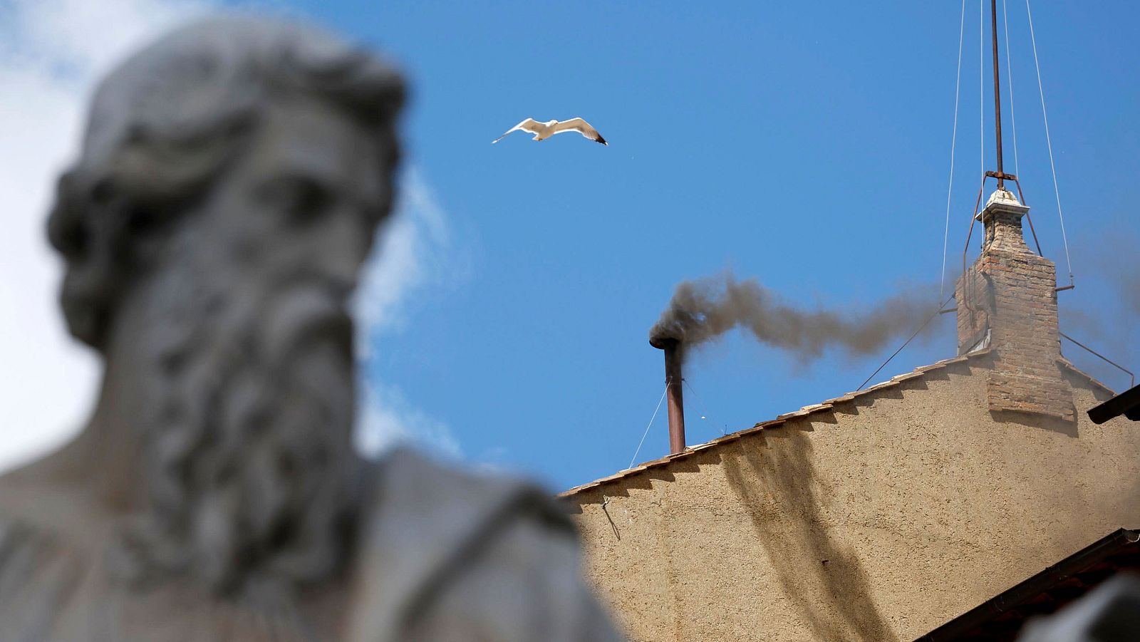 Segunda fumata negra en la plaza de San Pedro