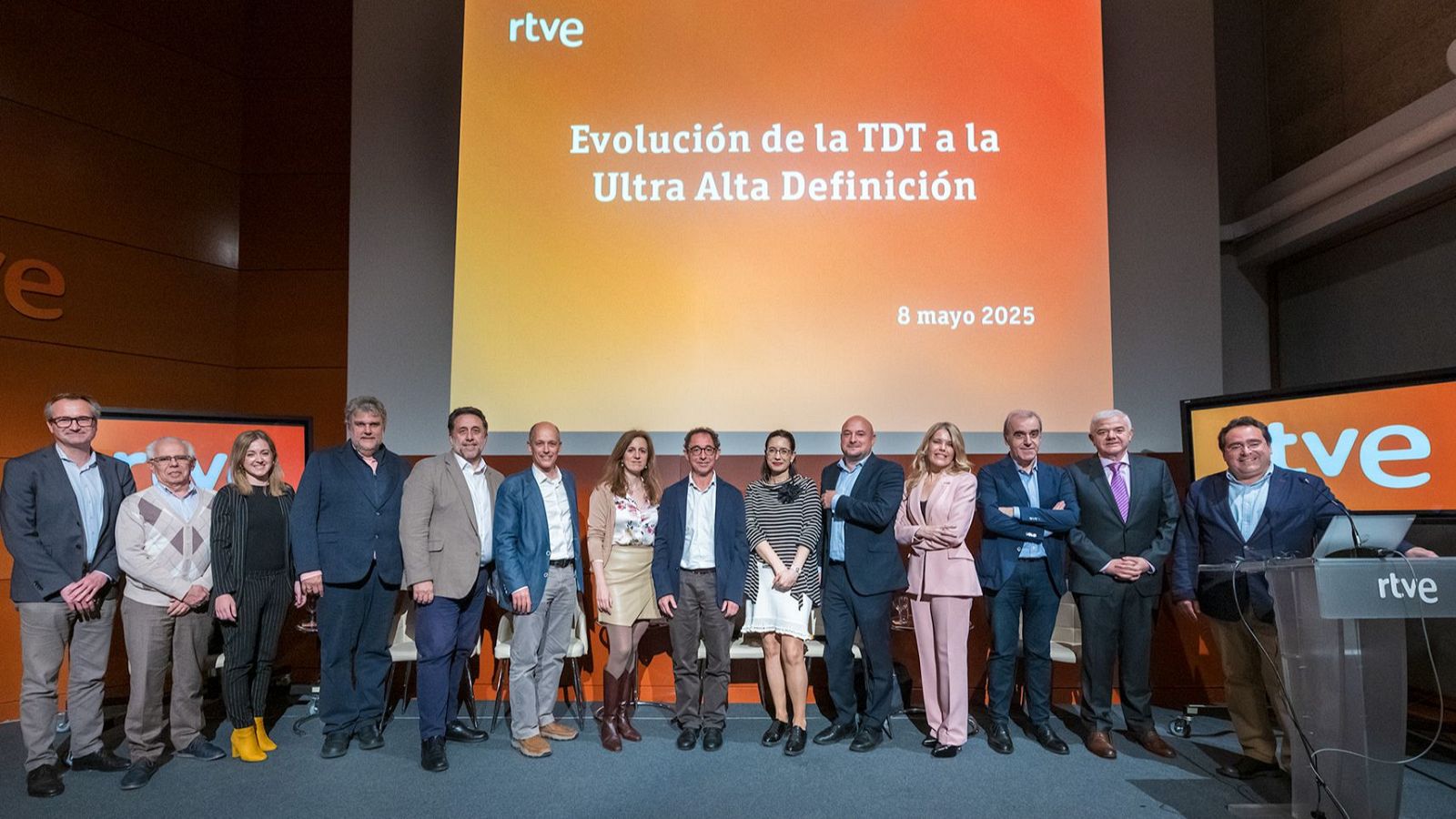 Jornada 'Evolucion de la TDT a la Ultra Alta Definicion'.  Foto de familia