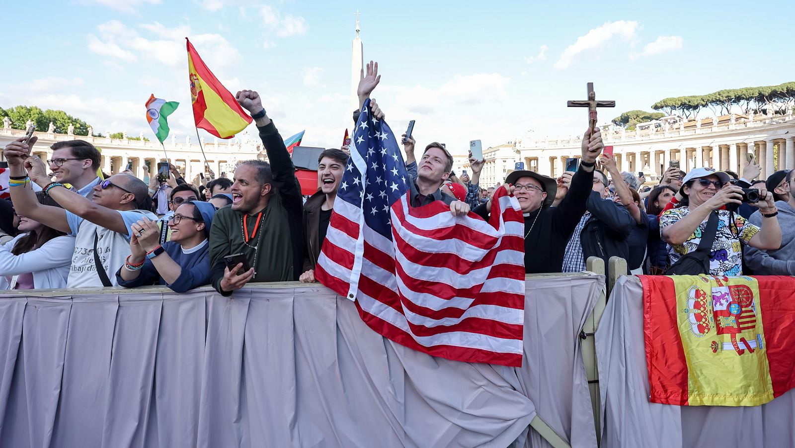 Un grupo de jóvenes de diferentes nacionalidades celebra en la plaza San Pedro el nombramiento del nuevo papa