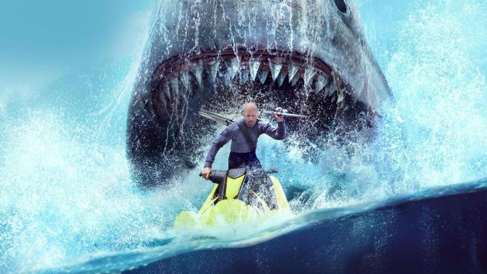 Imagen de la película Megalodón 2: la fosa, con el actor Jason Statham perseguido por un tiburón gigante