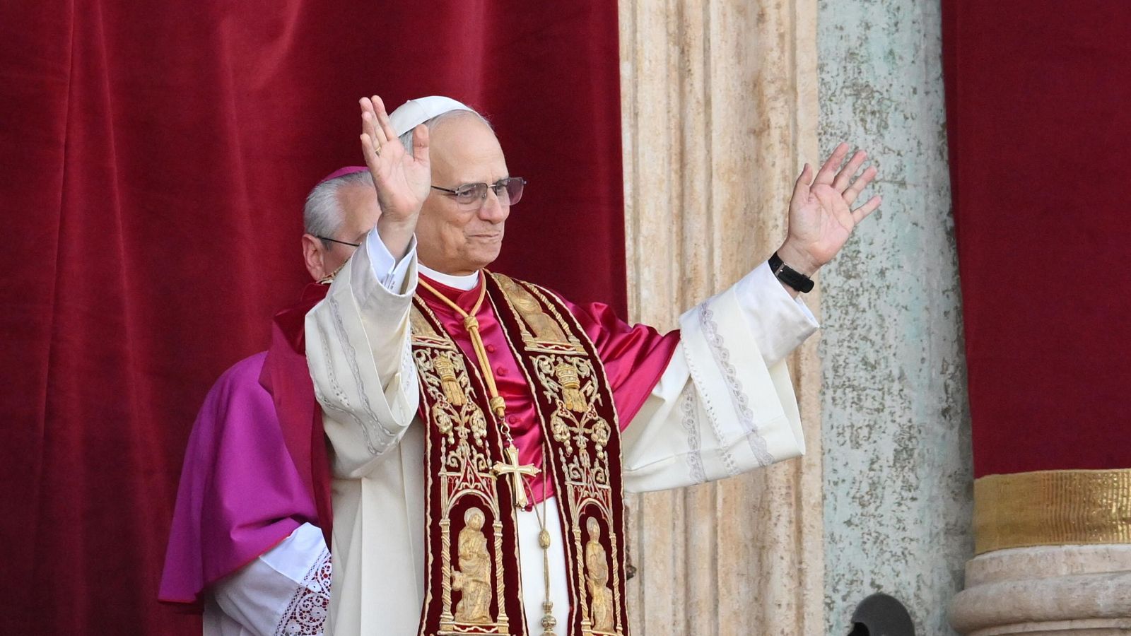 El nou papa León XIV, el cardenal estatunidenc Roberto Francisco Prevost, beneeix als fidels des del balcó