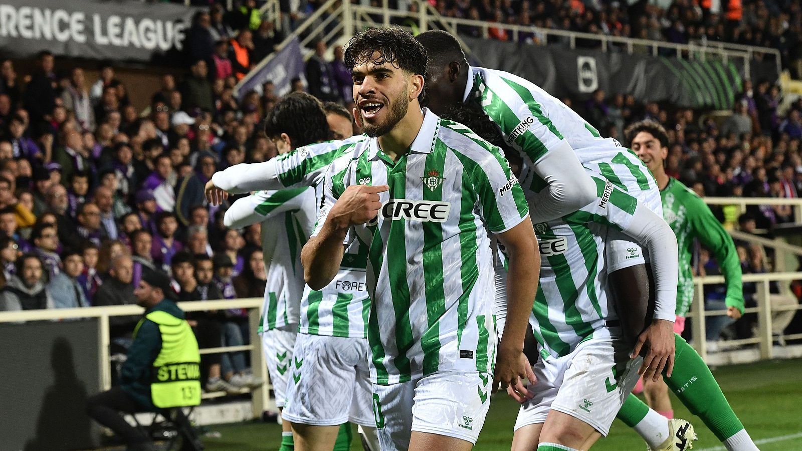 El Betis celebra el triunfo ante la Fiorentina y la primera final europea de su historia