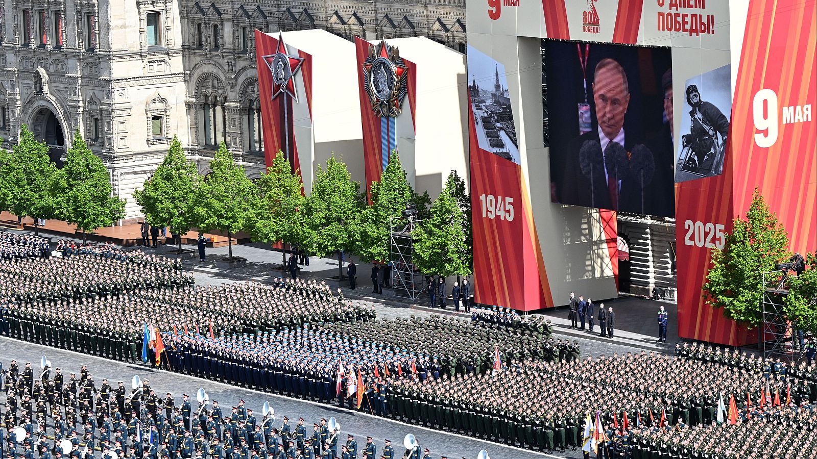 Militares rusos participan en el desfile militar del Día de la Victoria