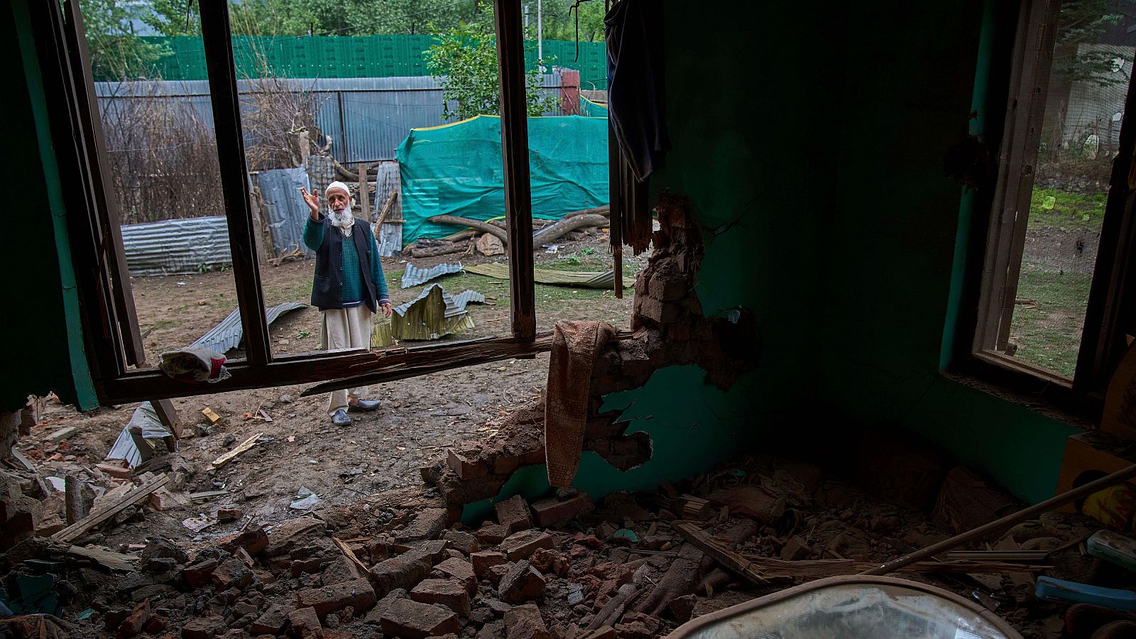 Una persona observa los daños producidos en su casa tras los bombardeos en Uri, Cachemira, India