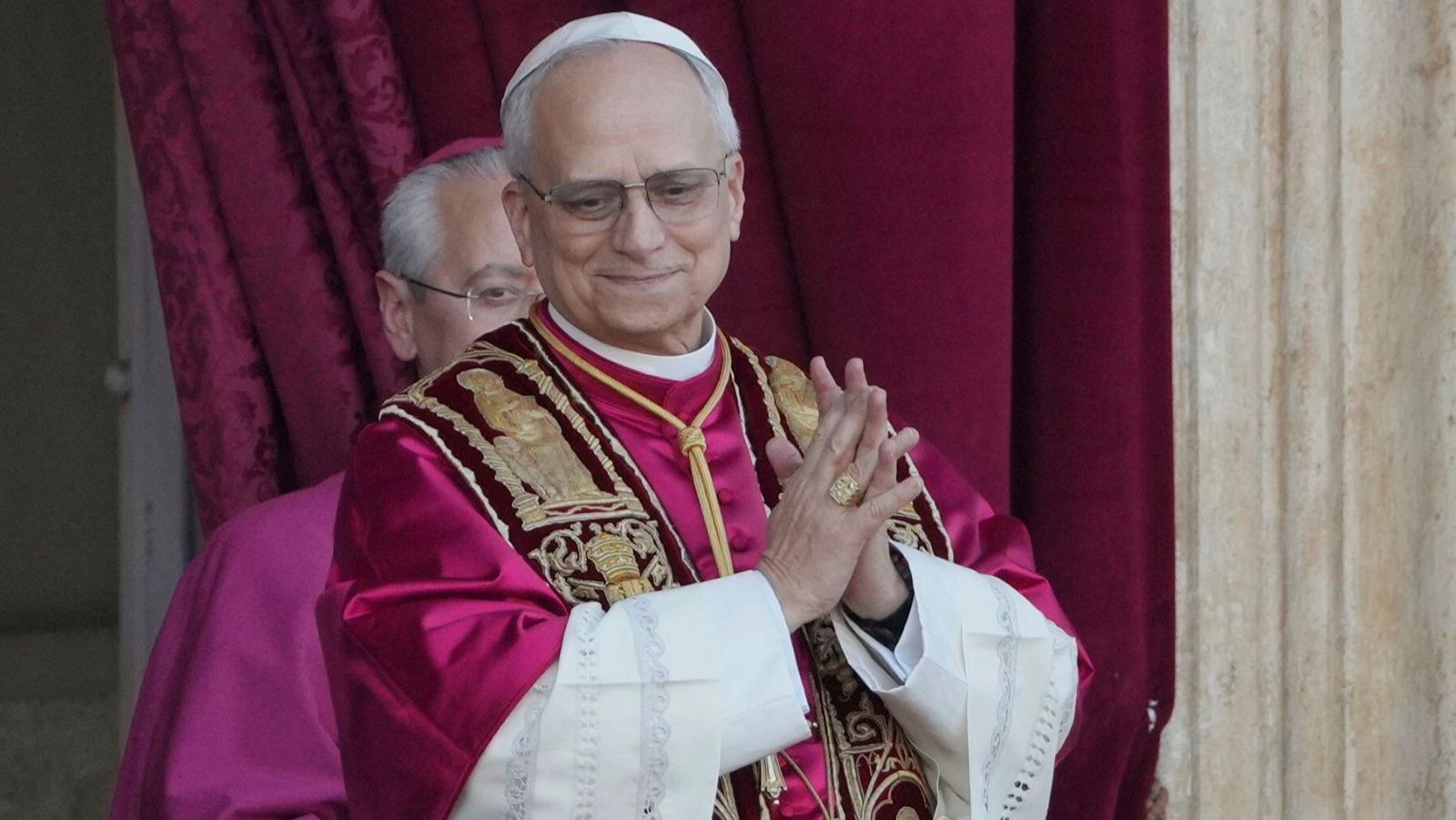 El Papa León XIV en su primera aparición pública, ayer en el Vaticano