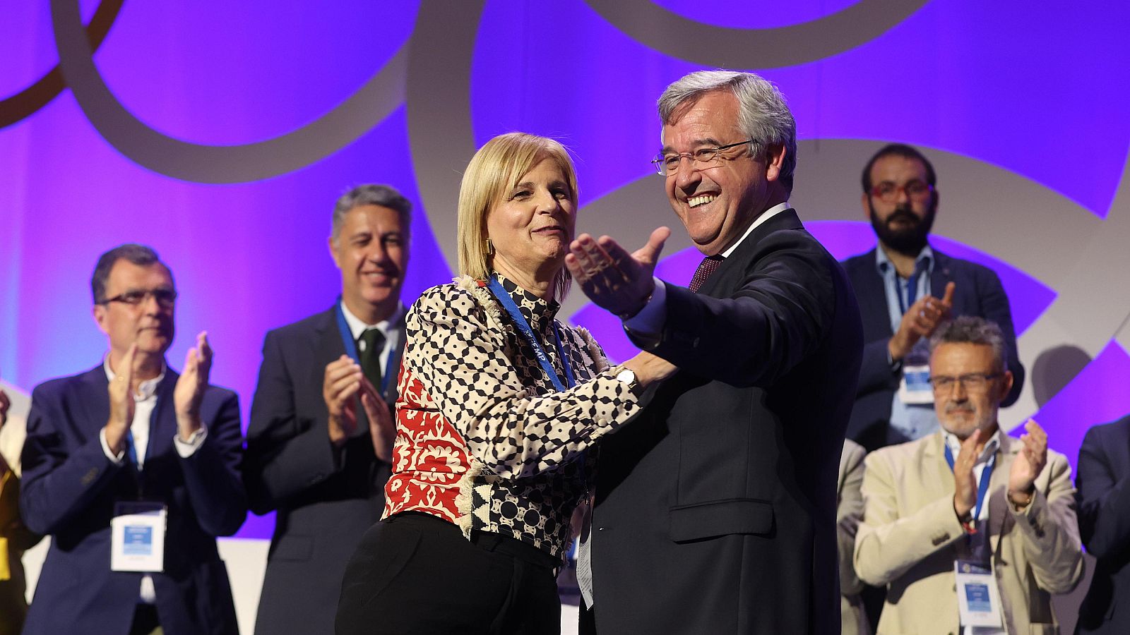 El alcalde de Estepona, José María García Urbano, junto a la alcaldesa de Jerez, María José García-Pelayo, en el XIII Pleno de la FEMP.