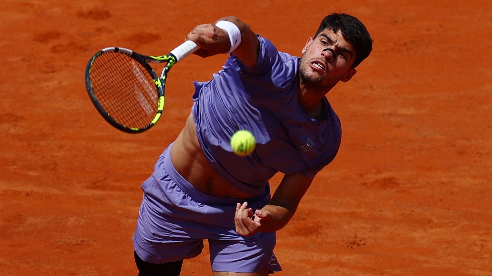 Alcaraz en el duelo ante el serbio Lajovic en su debut en Roma.