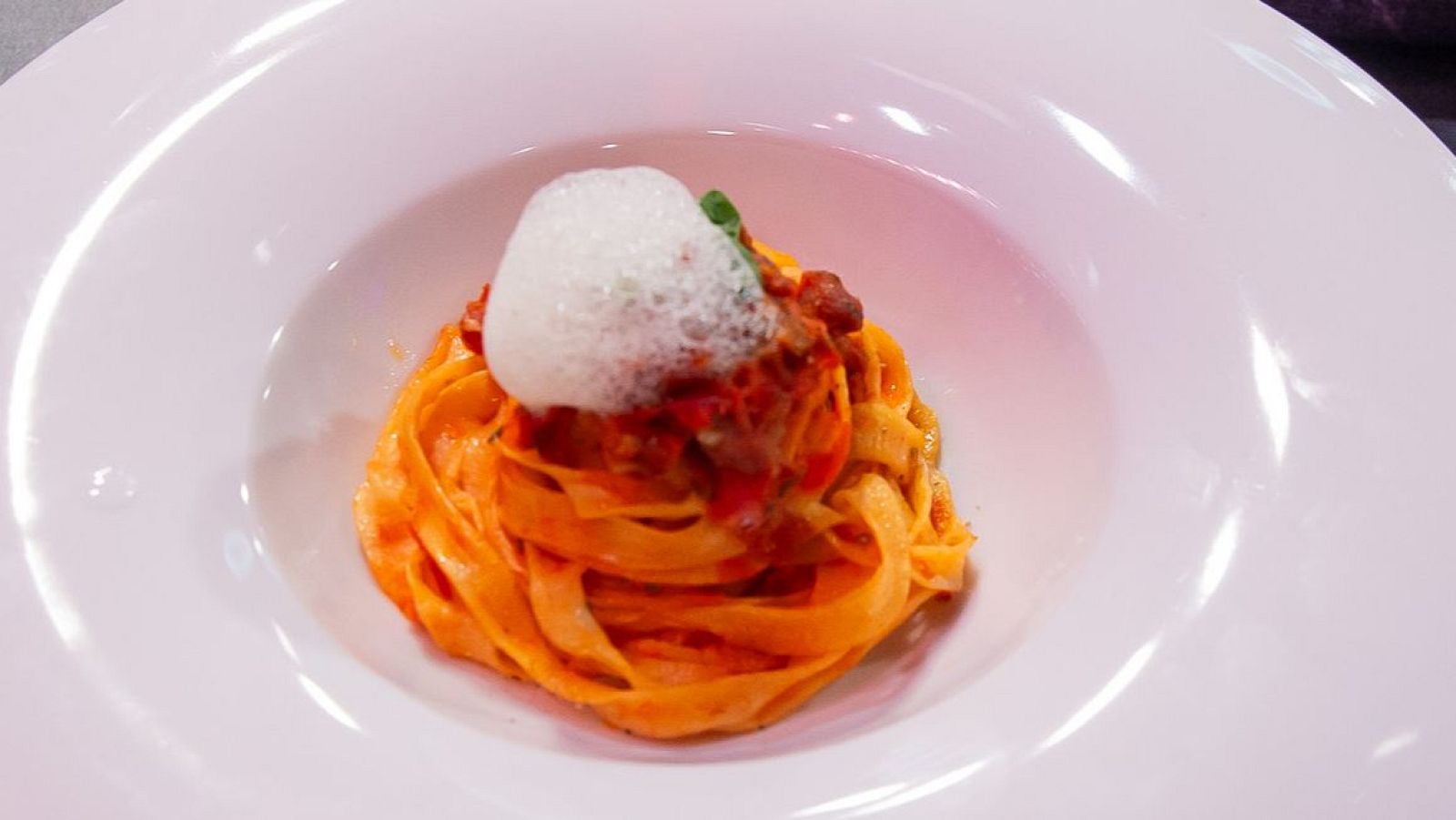 Receta de tallarines con salsa de tomate y aire de albahaca de Bea en MasterChef 13