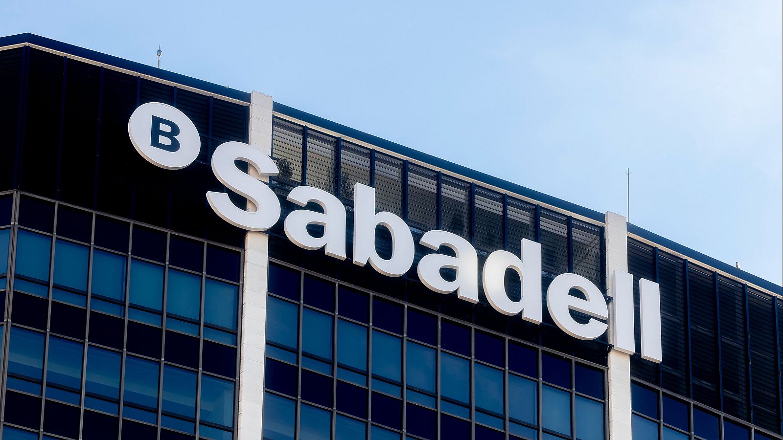 Entidades económicas catalanas envían una carta a Pedro Sánchez para expresar su oposición a la opa