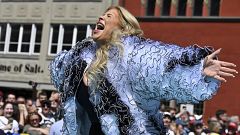 Los 'looks' y vestidos más espectaculares de la Alfombra Turquesa en Eurovisión 2025