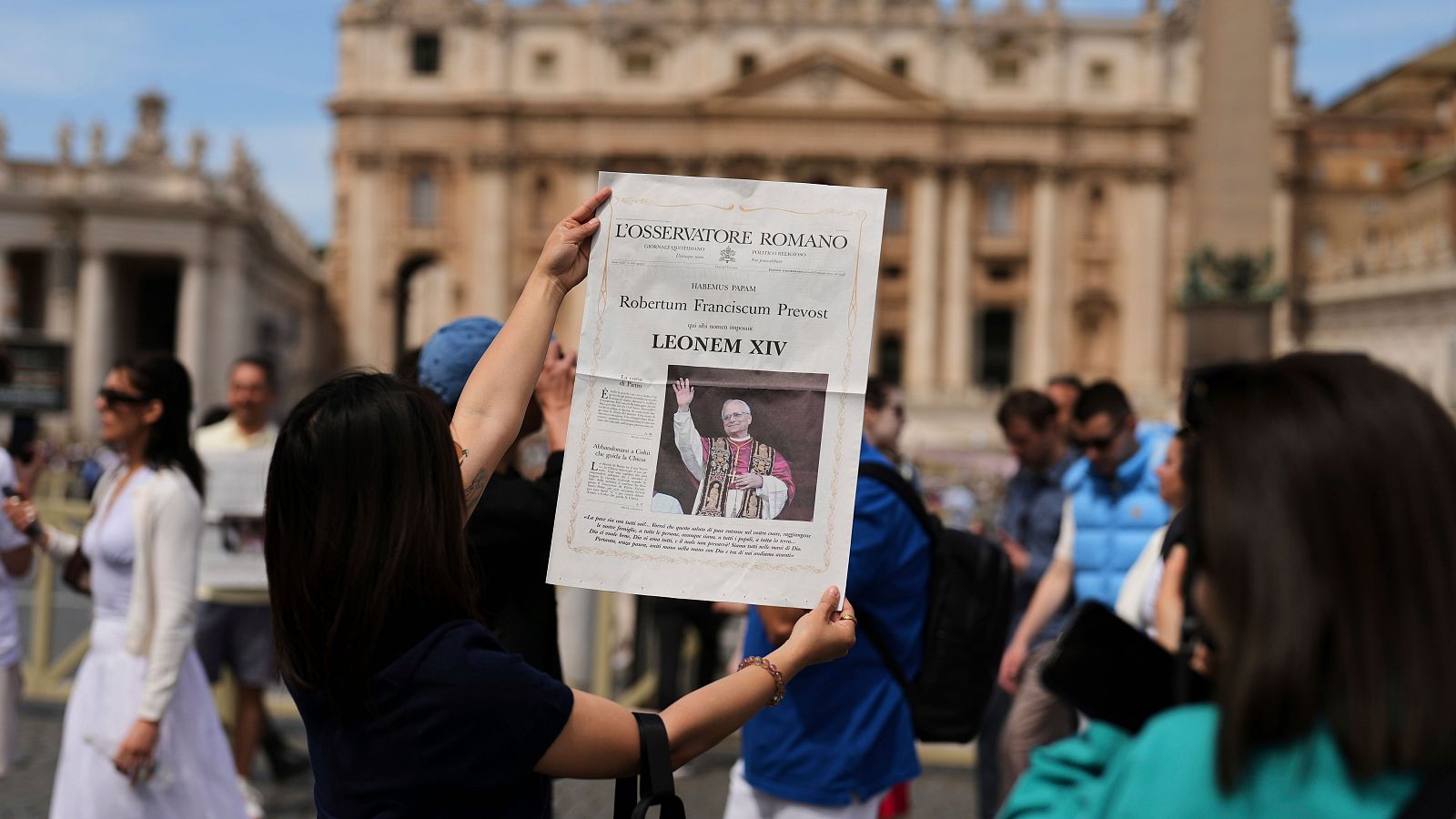Portada de 'L'Osservatore Romano' con la foto de León XIV en San Pedro