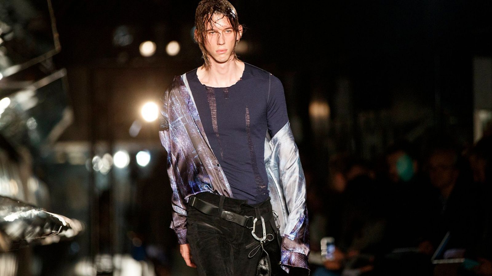 Cottweiler reinterpreta la sastrería clásica con tejidos técnicos.