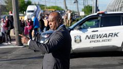 Arrestan al alcalde de Newark por "allanar" un centro local de detención del Servicio de Inmigración y Control de Aduanas