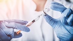 La vacuna antigripe en personas mayores reduce en un 55% los casos graves
