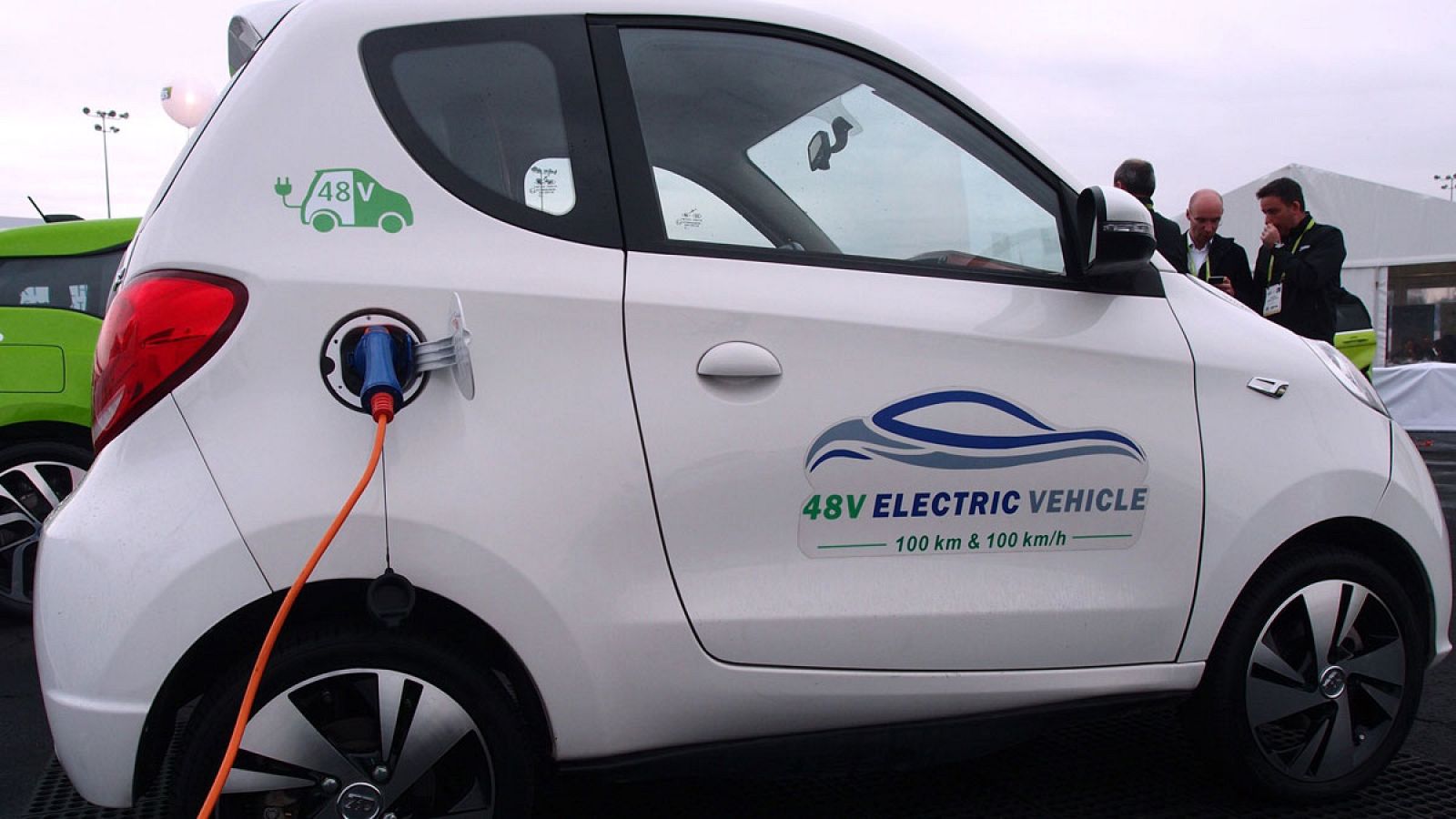 Prototipo del primer vehículo completamente eléctrico que se carga con baja tensión