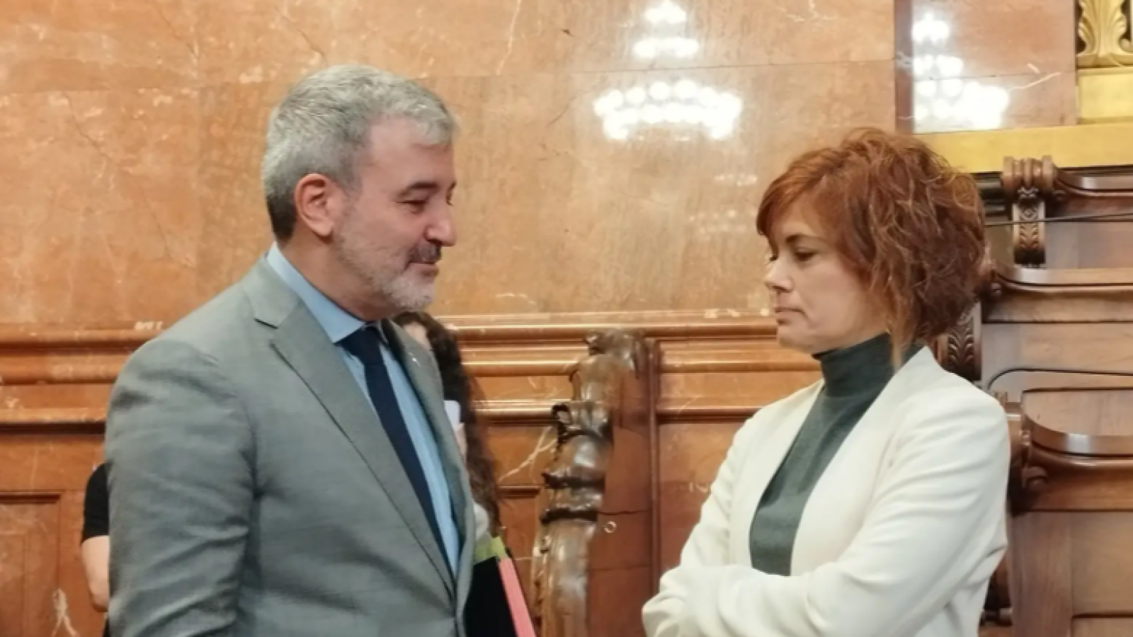 L'alcalde de Barcelona, Jaume Collboni, i la líder d'ERC, Elisenda Alamany, al saló de plens de l'Ajuntament