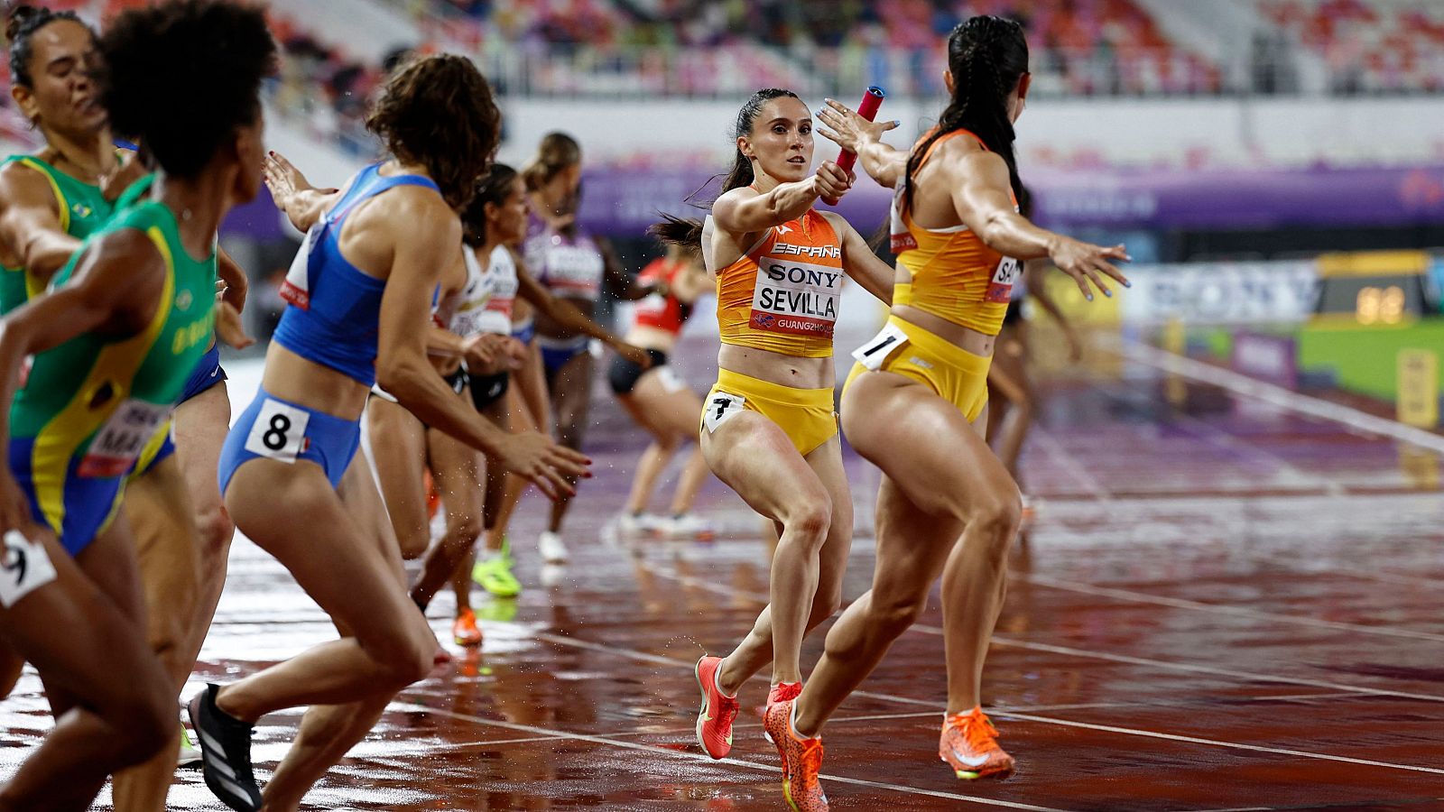 Paula Sevilla entrega el testigo a Eva Santidrián en 4x400 del Mundial de relevos de Guangzhou / Cantón