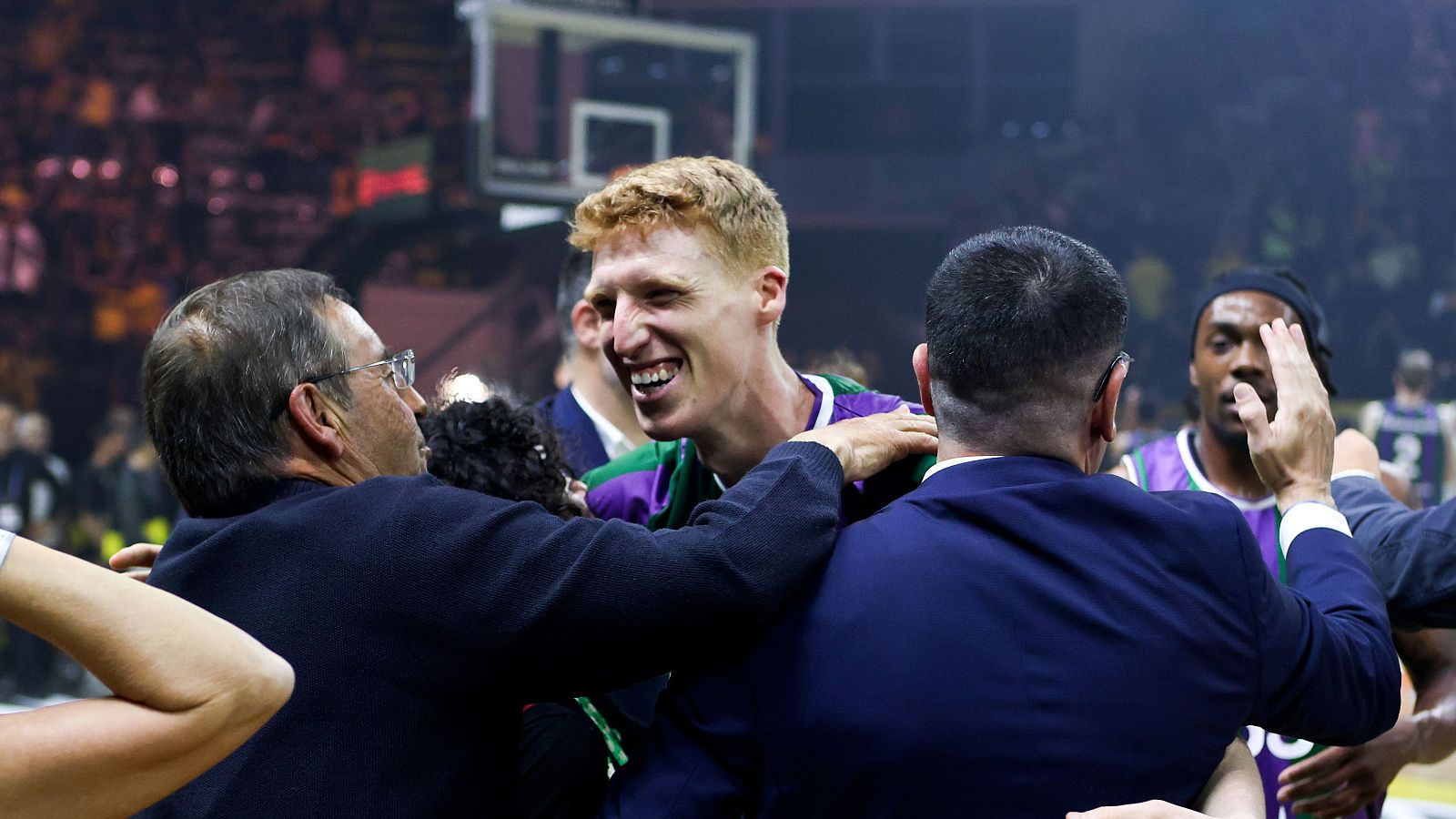 Alberto Díaz celebra la victoria ante AEK en semifinales de la BCL
