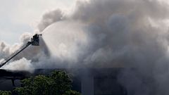 El incendio en una industria química en Vilanova que provocó una nube tóxica tardará días en quedar extinguido