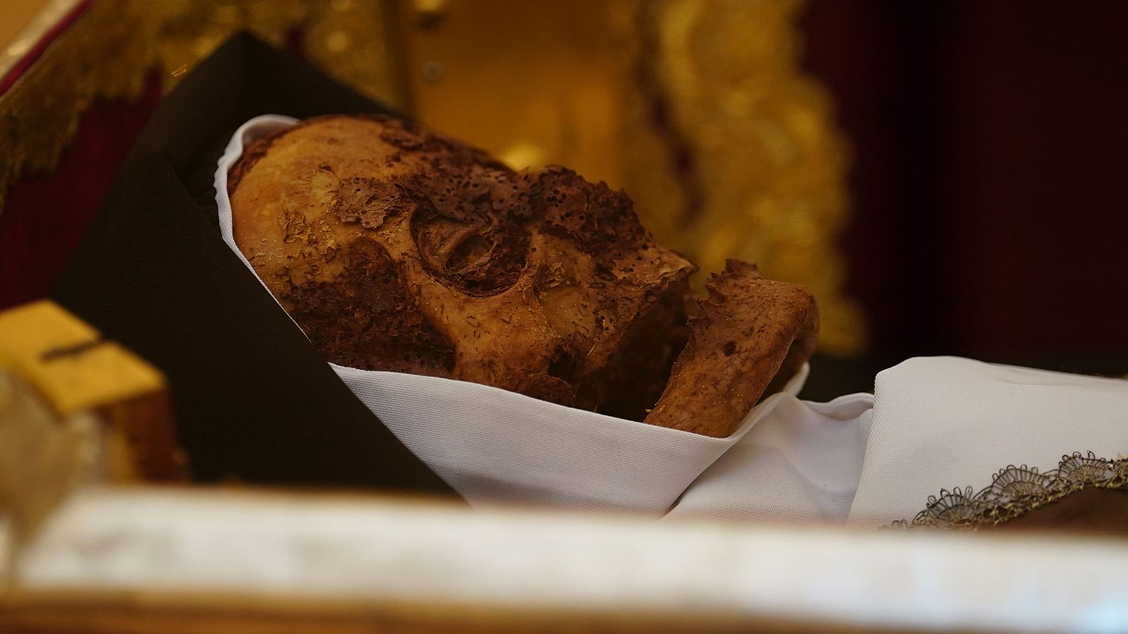 Exponen el cuerpo de Santa Teresa de Jesús en la Basílica de Alba de Tormes, Salamanca, tras más de un siglo