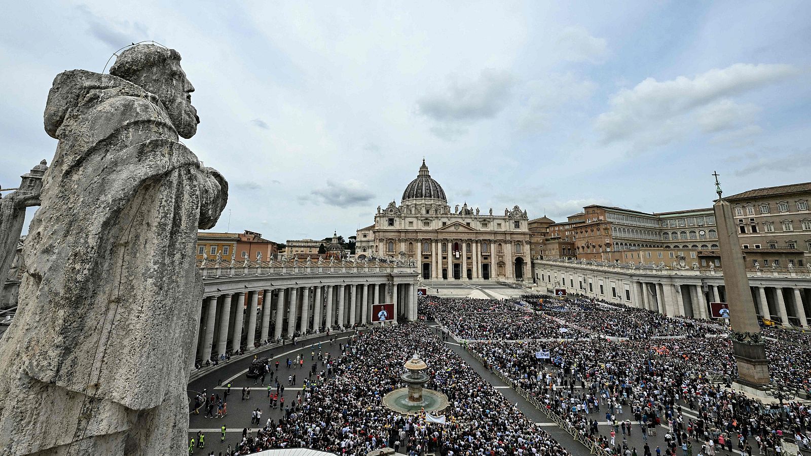 El público se congrega en San Pedro para seguir el primer rezo de León XIV