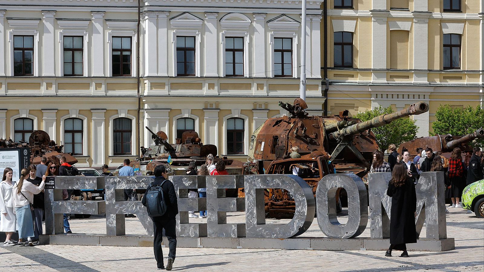 Equipamiento militar ruso destruido en la guerra expuesto en Kiev