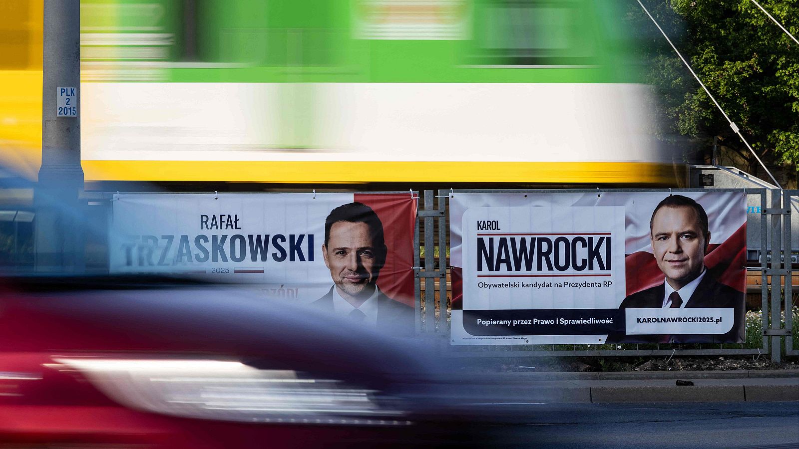 Carteles electorales ed los candicatos presidenciales Rafal Trzaskowski (izq.), y Karol Nawrocki (der.) en las calles de Varsovia