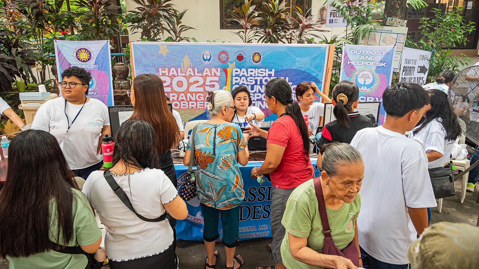 Filipinas elecciones, ciudadanos votan en Quezon City